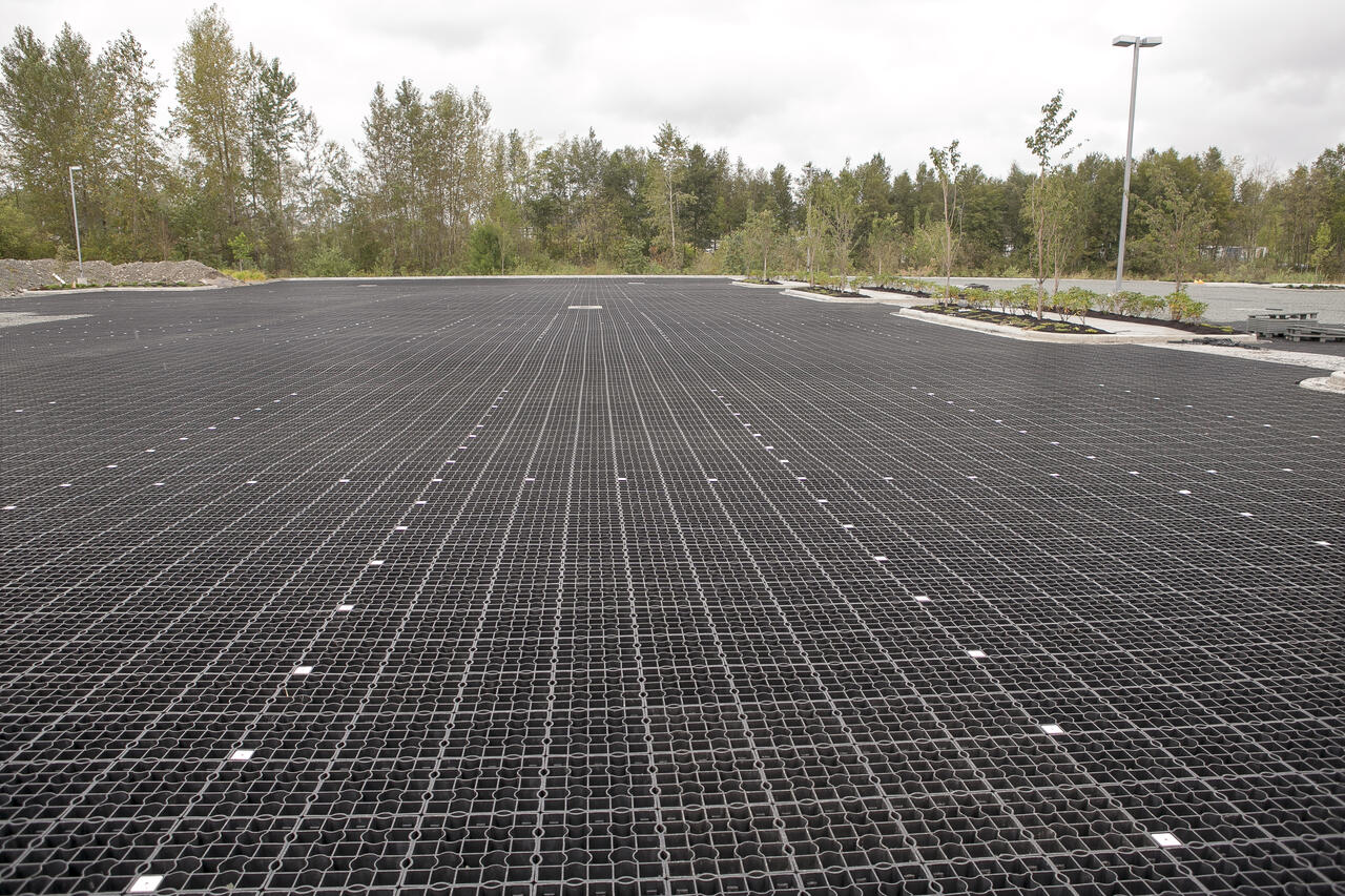 ecoraster-parkplatz-fertig-ausgelegt