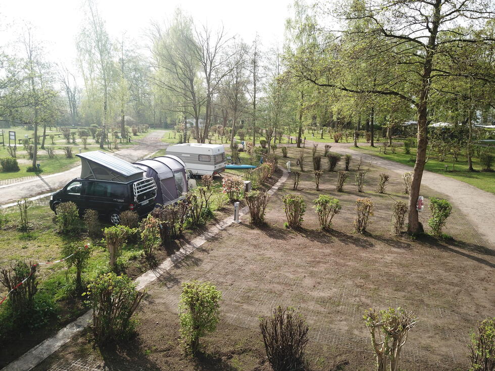 parkplatz-mit-ecoraster-1 und camper