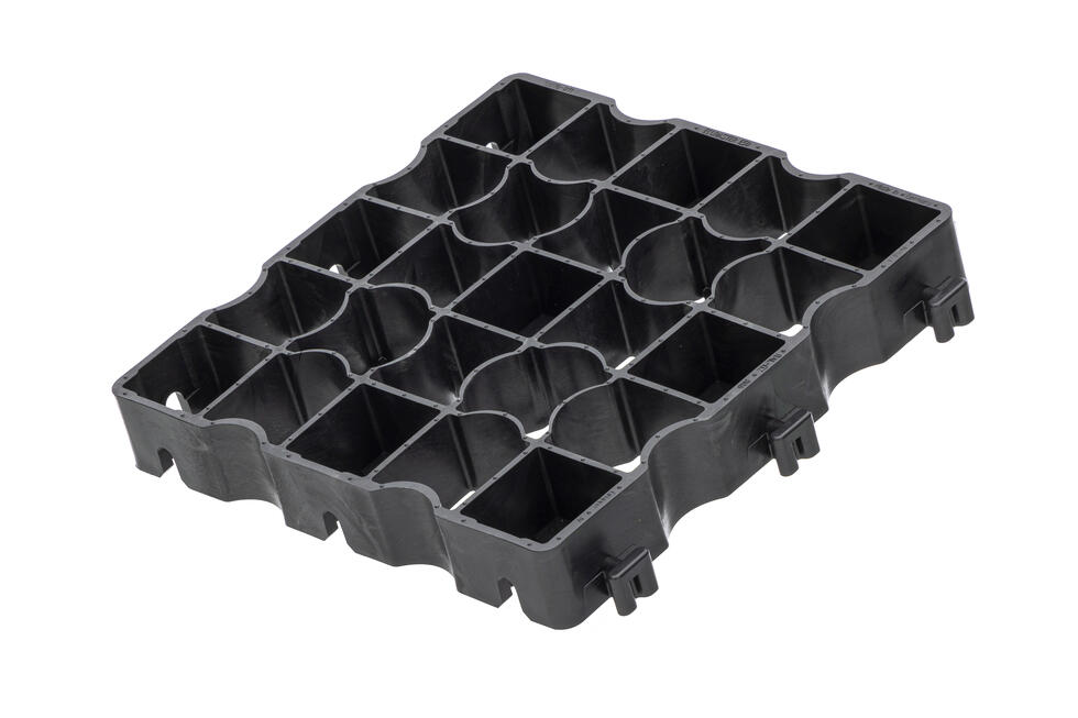 Boden bedeckt mitgrauen Kunststoffecoraster, untereinander verbunden mit Zäpfchen, bedeckt und gefüllt mit Kies in einem Aussenpferdeauslauf